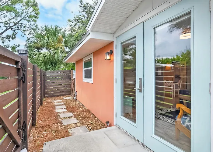 Coral Cottage, Stylish Studio Suite On Canal, Walkable To Beach, Private Parking