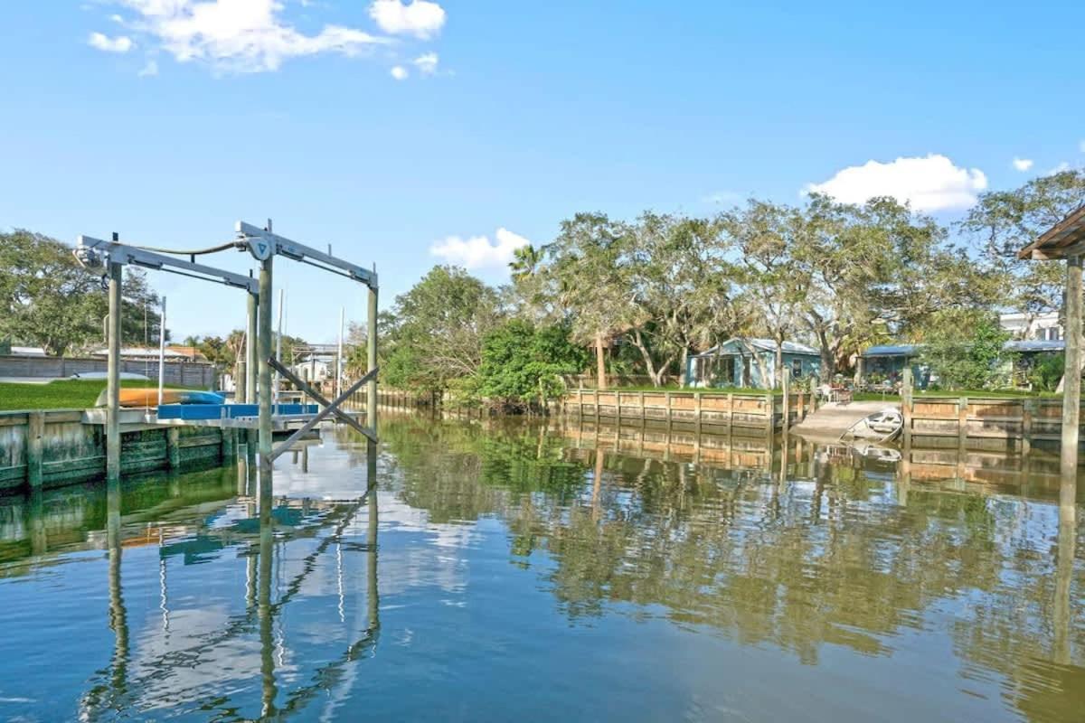 Coral Cottage, Stylish On Canal, Walkable To Beach, Private Parking